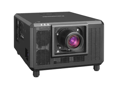 Esta imagem mostra o projetor Panasonic PT-RZ34K2. A câmera mostra o projetor a partir do canto superior esquerdo.